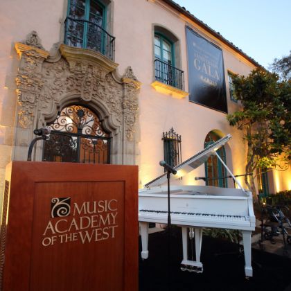 https://www.steinway.com/news/features/maw-gala